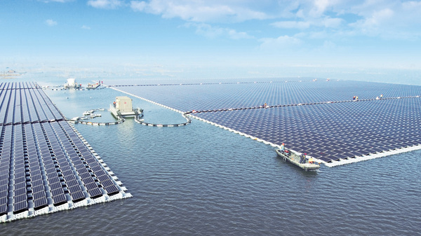 وقد بنيت الصين أكبر محطة للطاقة الشمسية العائمة في العالم، وتقع في انهوى