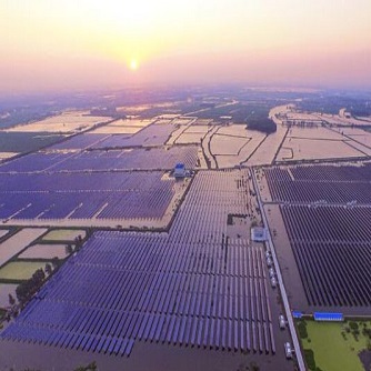 تم تشغيل أكبر محطة للطاقة الشمسية متصلة بالطاقة الشمسية ومتكاملة بالشبكة في العالم وخفضت انبعاثات ثاني أكسيد الكربون بمقدار 4.66 مليون طن